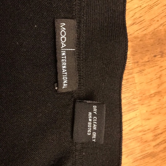 Black Moda V neck sweater in size small. - Picture 5 of 5